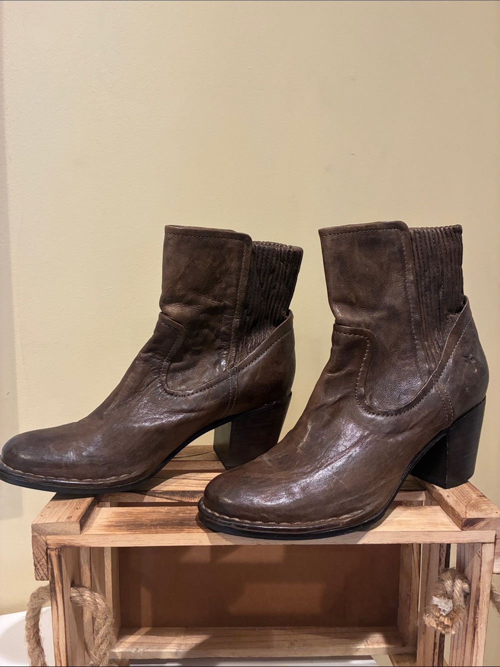 FRYE AND CO. Brown Leather Mid-Heel Western Ankle Booties. 7M.